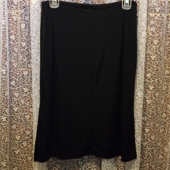 Pretty lil black skirt - Picture 3 of 4